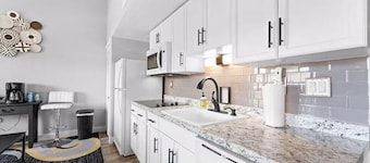 Come to the lake and fish and play! Stay in our Bright Branson 2/2 Condo!