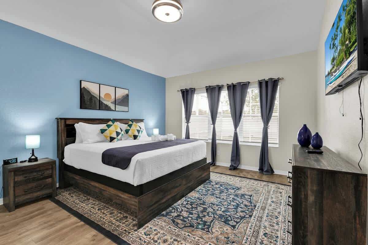 4 bedrooms, desk, iron/ironing board, travel crib