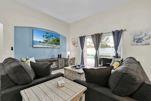 Fernseher, Kamin, Videospiele, Arbeitsbereiche