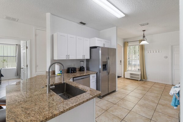 ثلاجة، ميكروويف، فرن، موقد طهي مسطح