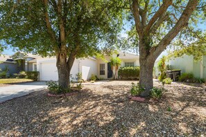 Exterior - 5/3 Pool home located in Sunset Ridge Community! (Davenport)