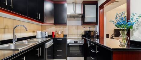 Køleskab, mikrobølgeovn, ovn, kogeplade