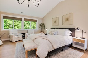 6 Schlafzimmer, Schreibtisch, Bügeleisen/Bügelbrett, Reisekinderbett