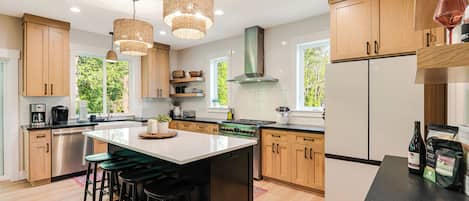 Refrigerador, microondas, horno y parrilla de estufa