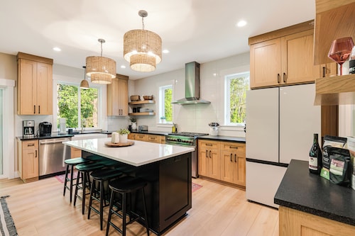 Avery House in Newberg: 6 bedrooms, forest views, sleeps 12, ideal for family getaways