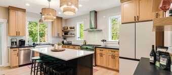 Avery House in Newberg: 6 bedrooms, forest views, sleeps 12, ideal for family getaways