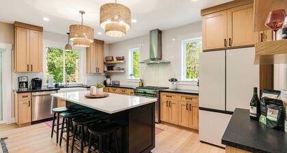 Avery House in Newberg: 6 bedrooms, forest views, sleeps 12, ideal for family getaways