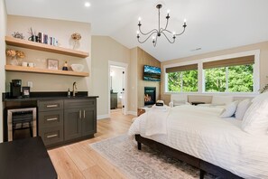 6 Schlafzimmer, Schreibtisch, Bügeleisen/Bügelbrett, Reisekinderbett