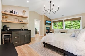 6 soverom, skrivebord, strykejern/-brett og reiseseng for barn