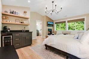 6 Schlafzimmer, Schreibtisch, Bügeleisen/Bügelbrett, Reisekinderbett