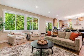 Smart-TV, Kamin, Tischfußball, Tischtennisplatte