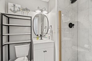 Dusche, Haartrockner, Handtücher, Seife