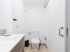 Douche, sèche-cheveux, serviettes fournies