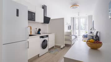 Een koelkast, een magnetron, een oven, een koffiezetapparaat/waterkoker