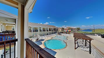 Studio (3 Bedrooms) | Property grounds