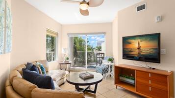 Apartment, Mehrere Betten, Poolzugang, Poolblick (0 - No Pets Allowed) | Wohnbereich | Fernseher