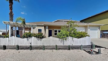 House (3 Bedrooms) | Property amenity