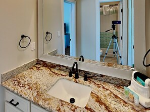 Ferienhaus, Mehrere Betten, Balkon, Meerblick | Badezimmer