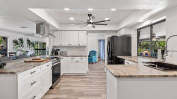 Huis, Meerdere bedden, toegang tot zwembad, uitzicht op zwembad | Privékeuken | Een koelkast, een microgolfoven, een oven, een kookplaat