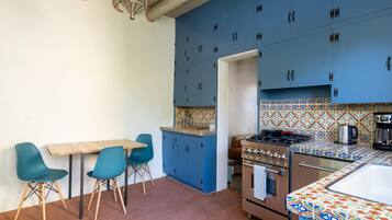 Casa, 1 cama Queen size, chimenea, vista al jardín | Restaurantes