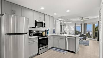 Condo, nhiều giường, có thể sử dụng hồ bơi, quang cảnh biển | Bếp riêng | Tủ lạnh, lò vi sóng, lò nướng, bếp nấu