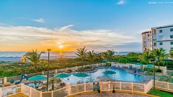 Hồ bơi ngoài trời