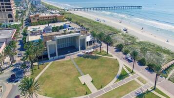 Condo (2 Bedrooms) | Property amenity