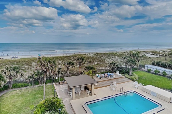 Condo (2 Bedrooms) | Front of property