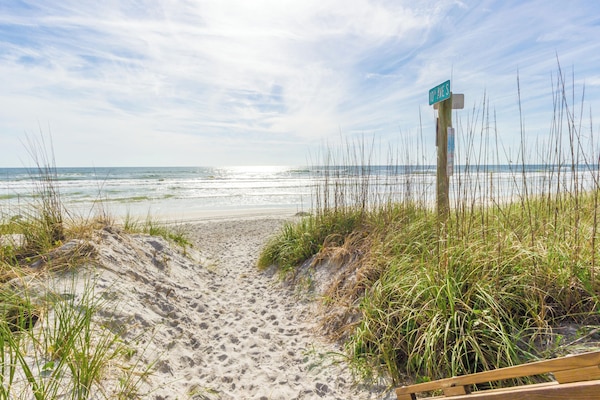Condo (2 Bedrooms) | Property amenity