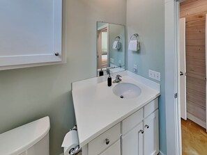 บ้านพัก, หลายเตียง, ห้องครัว, วิวสระว่ายน้ำ (TS310#3) | ห้องน้ำ | ผ้าเช็ดตัว, กระดาษชำระ