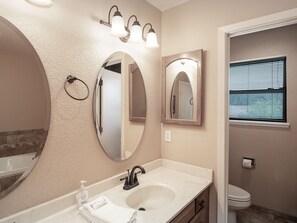 Ferienhaus, Mehrere Betten, Whirlpool, Bergblick | Badezimmer