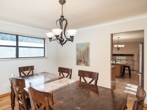 Ferienhaus, Mehrere Betten, Whirlpool, Bergblick | Speisen