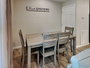 Ferienhaus, Mehrere Betten, Terrasse, Gartenblick | Speisen