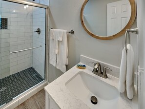 Ferienhaus, Mehrere Betten, Terrasse, Gartenblick | Badezimmer