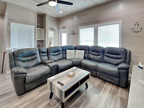 Studio (3 Bedrooms) | Property amenity