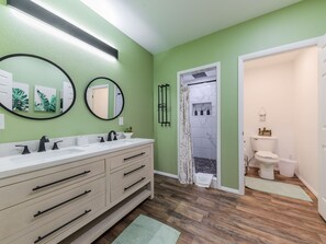 Ferienhaus, Mehrere Betten, Balkon, Bergblick | Badezimmer