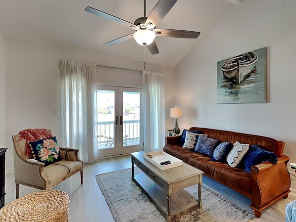 Bloc d'apartaments, diversos llits, accés a la piscina | Sala d'estar | Televisor de pantalla plana de 42 polzades amb canals per cable 