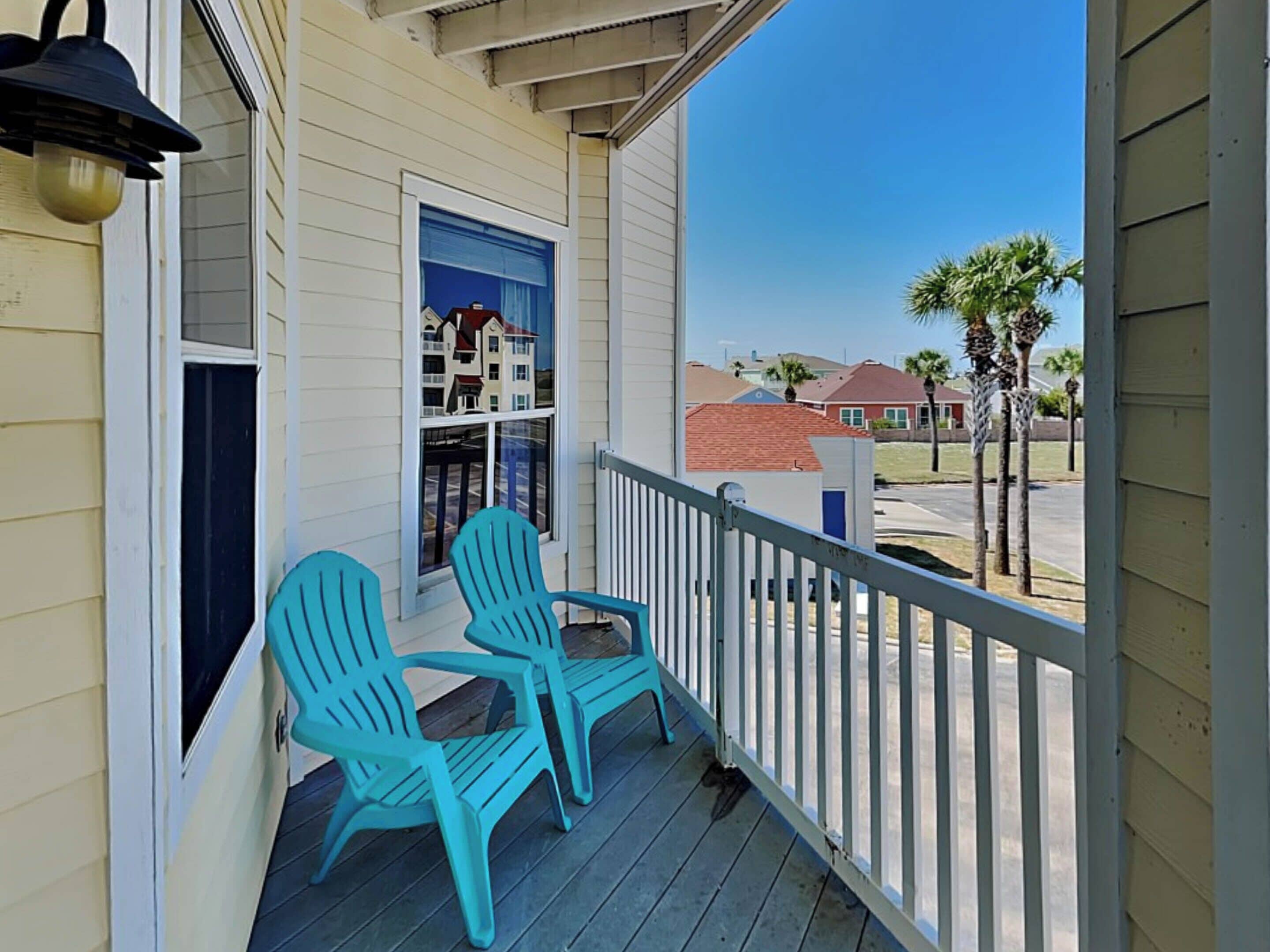 Condo (2 Bedrooms) | Front of property