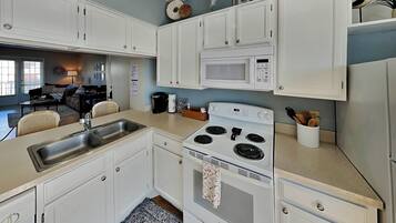 Condo (2 Bedrooms) | Property amenity