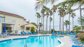 Condo (2 Bedrooms) | Front of property