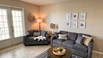 Condo (2 Bedrooms) | Front of property