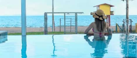 Una piscina amb vista despejada a la platja i l'oceà.