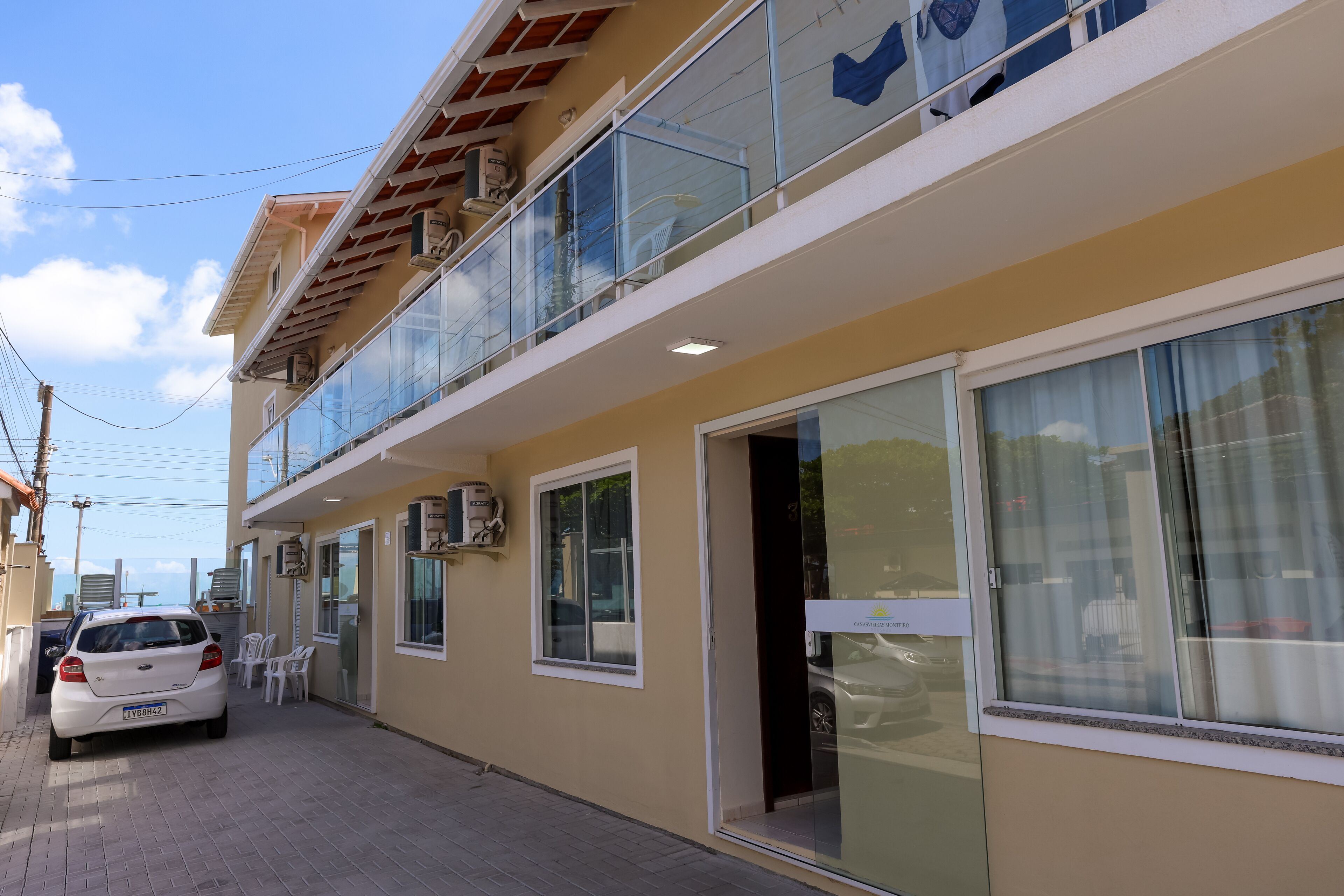 2 udendørs pools, åben fra kl. 09.00 til kl. 22.00, parasoller