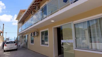 2 buitenzwembaden, parasols bij het zwembad en ligstoelen