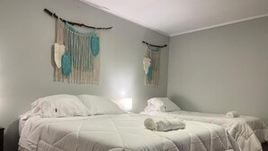 Traditional Triple Room | Free WiFi, individually decorated, individually furnished, bed sheets - Hostal Rufus (Natales)
