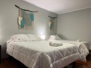 トラディショナル トリプルルーム | 客室ごとに異なる装飾、客室ごとに異なるインテリア、WiFi (無料)、ベッドシーツ