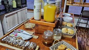 Free daily buffet breakfast  - Hostal Rufus (Natales)