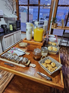 朝食 (ビュッフェ)、毎日提供 (無料)