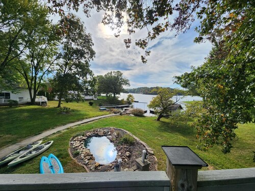 Relaxing lake front home with beautiful view on the lake, sleeps 7. 