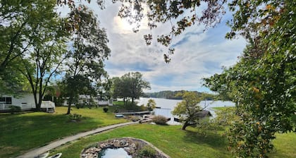 Relaxing lake front home with beautiful view on the lake, sleeps 7.